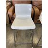 Image 2 : 2 WHITE BAR STOOLS