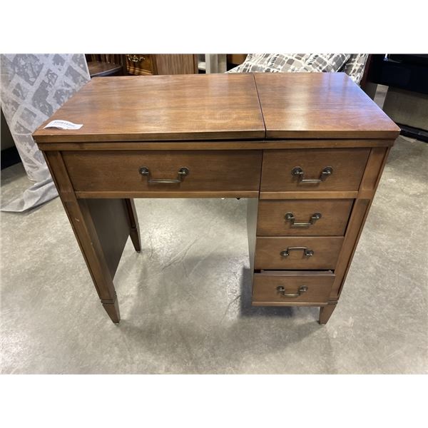 SINGER SEWING MACHINE IN CABINET