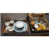 Image 2 : 4 BOXES OF COLLECTIBLE GLASS AND CHINA