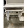 Image 3 : WHITE DESK WITH HUTCH