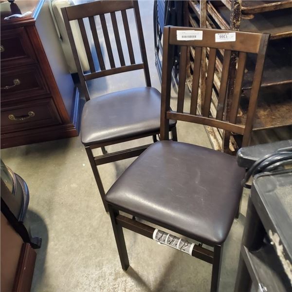 2 FOLDING CHAIRS WITH BROWN LEATHER SEAT