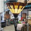 Image 2 : DECORATIVE FLOOR LAMP WITH LEADED GLASS SHADE
