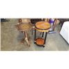 Image 1 : 2 VINTAGE ENDTABLES