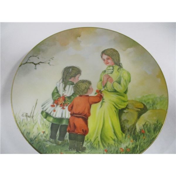 ESTATE/COLLECTABLE:  1975 MJ HUMMEL FIRST EDITION PLATE C/W CERTIFICATE