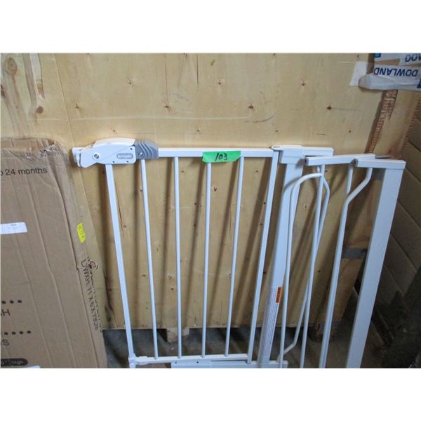 FREIGHT DAMAGE/STORE RETURN (AS IS):  METAL SAFETY GATE FITS OPENING 29 TO 40" WIDE X 30" H