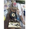 Image 1 : Scissors, Glasses, 45 Records, Décor