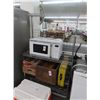 Image 1 : Metro Chrome Wire Bakers Rack