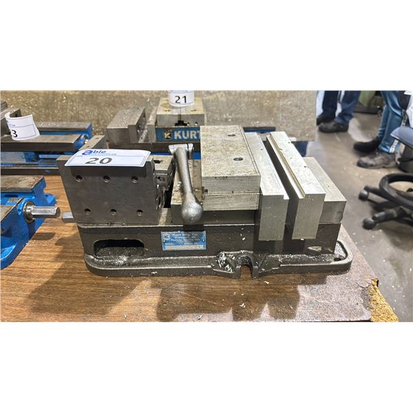 KURT MANUFACTURING CO. INDUSTRIAL MACHINE VISE WITH ASSORTED CLAMP PLATES & CRANK HANDLE