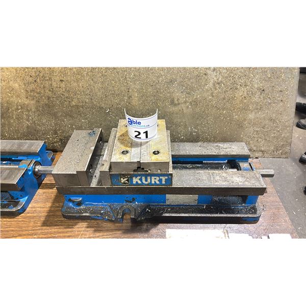KURT MANUFACTURING CO. INDUSTRIAL MACHINE VISE WITH ASSORTED CLAMP PLATES