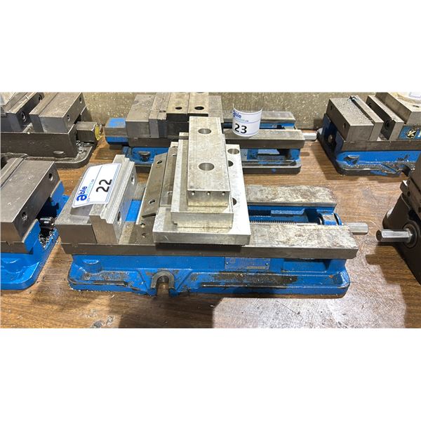 KURT MANUFACTURING CO. INDUSTRIAL MACHINE VISE WITH ASSORTED CLAMP PLATES