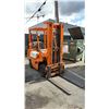 Image 2 : TOYOTA 42-4FG025 ORANGE 3 STAGE 185" MAST 4350 LBS CAPACITY SOLID RUBBER TIRE PROPANE SIT DOWN
