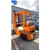 Image 3 : TOYOTA 42-4FG025 ORANGE 3 STAGE 185" MAST 4350 LBS CAPACITY SOLID RUBBER TIRE PROPANE SIT DOWN