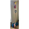 Image 1 : 2 fire extinguishers and snow shovel