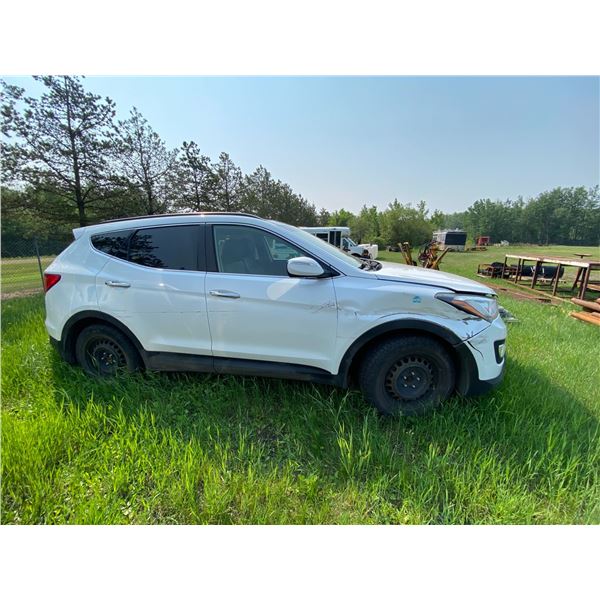 A-7 2014 White Santa Fe Sport, auto, runs motor is knocking. Body damage on right side 289,045km s/n