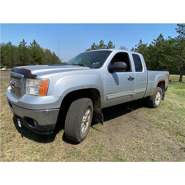 GP 2012 G.M.C. 2500 Truck ext cab,4x4, Running 285,005 kms., 6 litre, V-8, auto, 5th Wheel Rails, To