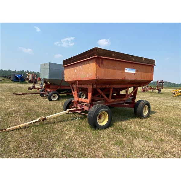 BP Turnco Gravity Wagon Model 225-5 s/n 576 c/w 1/3 full of Old Grain ,does not get unloaded in auct