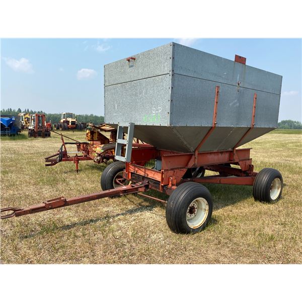BP Inland Gravity Wagon half full of old Grain does not get unloaded in auction yard