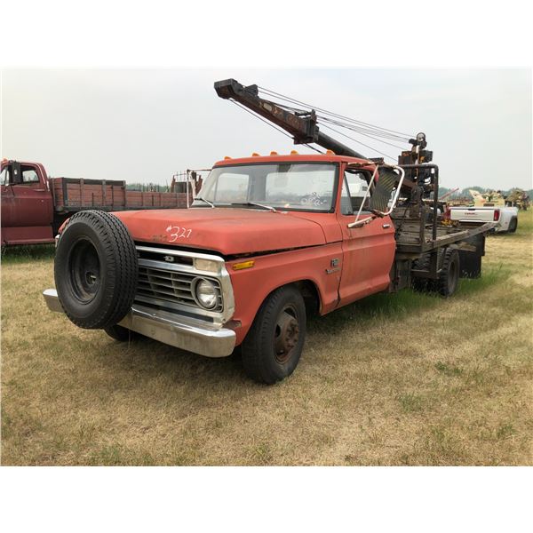 DL Ford 1 Ton c/w Boom V8 standard, s/n: F37YGV40789 Does Not Run, sold for parts