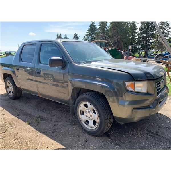 2006 Honda Ridgeline 4 door Truck, SN. 2HJYK16476H00085, gas, auto, poor windshield, needs repairs,