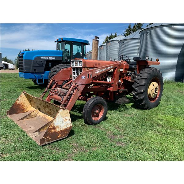 International Hydro 70 Farmall open station tractor c/w International 2250 Loader, showing 4450 hrs,