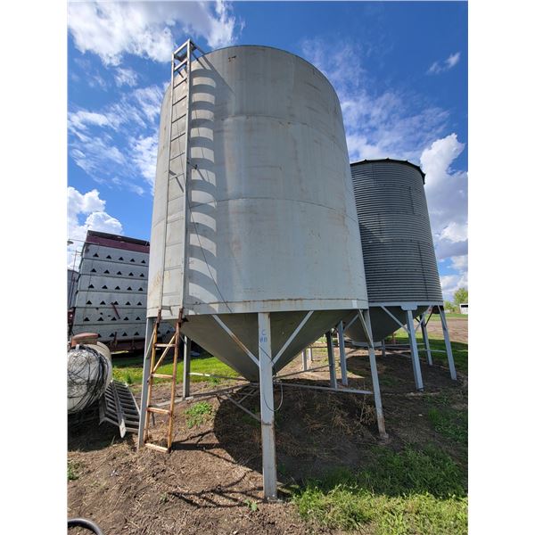 (Lot #'s 202, 203 & 204 are a Group Lot) Homebuilt Hopper Bin 14' dia. x 3-ring, approx. 1500 Bu, no