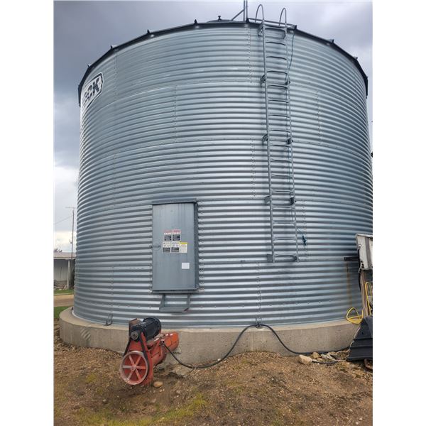 (Lot #'s 170 & 171 are a Group Lot) Brock 5-ring grain bin on concrete, 10,000 Bu c/w 5 Hp Augering