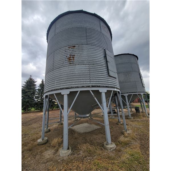 (Lot #'s 183 & 184 are a Group Lot)  Butler 4-ring hopper btm grain bin, mounted on concrete, 220 in