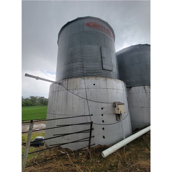 Butler 4-ring grain bin, mounted on top of a 4.5-ring steel tank c/w steel btm, Buyer responsible to