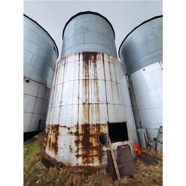 Butler 4-ring grain bin, mounted on top of a 4.5-ring steel tank c/w steel btm, Buyer responsible to
