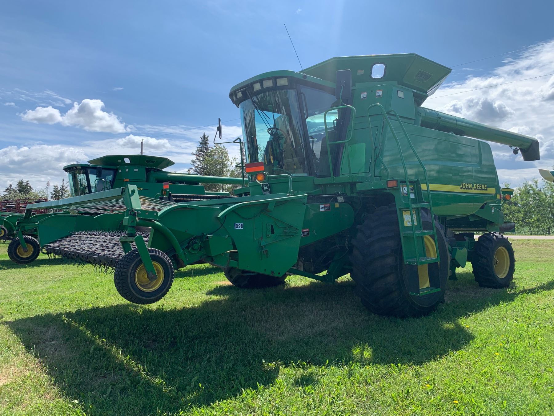 Combine Rear View 2000 JD 9650W COMBINE, 4339 eng. Hrs, 30.5-32 frt, 14.9-24 rear tires ...