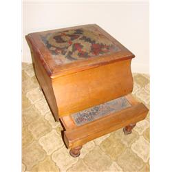 Comode w/Chamber Pot & Pull Out Step