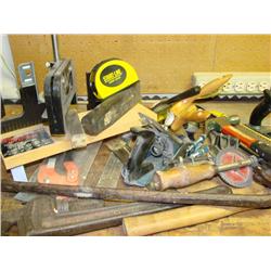Large lot of hand tools:plane,laser level,pipe clamp,etc