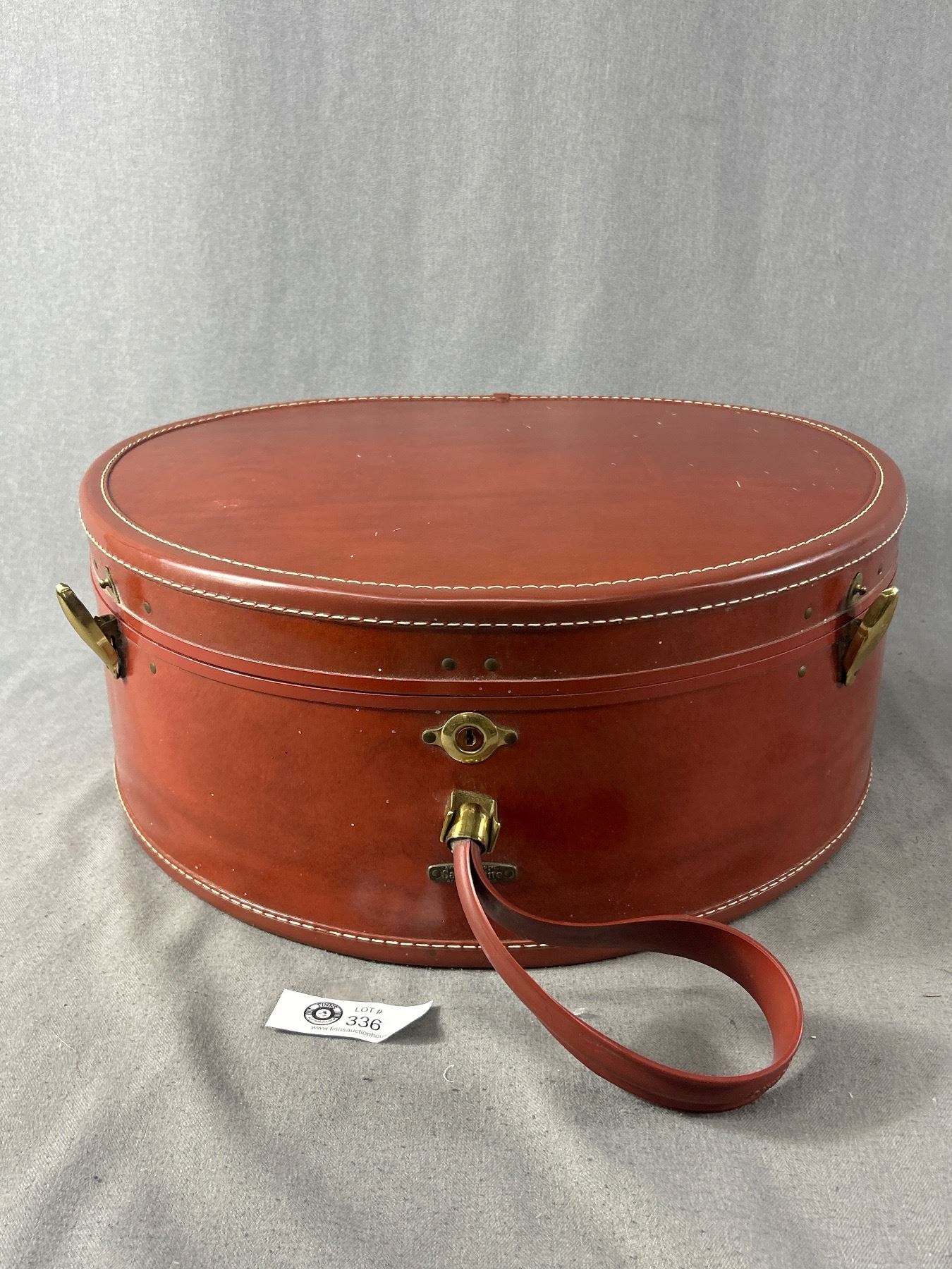 Vintage Round Samsonite Travel Case w/ Loop Handle. Approx. 18