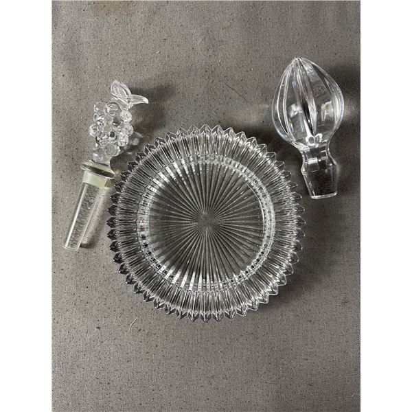 Wine "Plate" Plus 2 Glass Wine Stoppers