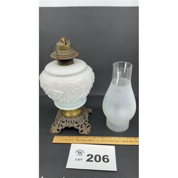 OIL LAMP W CHIMNEY, crack on base