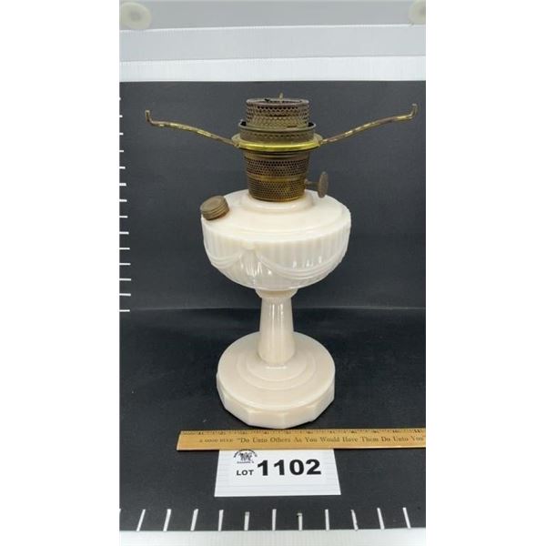 LINCOLN DRAPE ALADDIN ALACITE OIL LAMP
