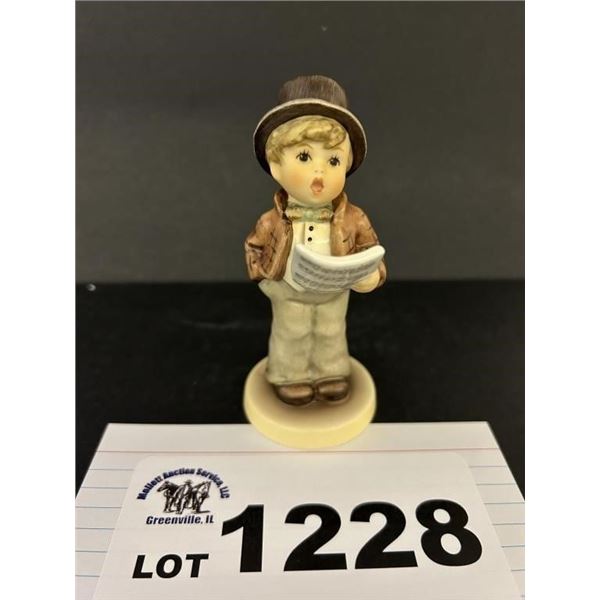 MJ HUMMEL GOEBEL FIGURINE - LAMPLIGHT CAROLER