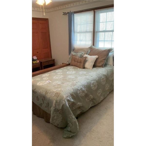 QUEEN SIZE BED, COMFORTER, PILLOWS ( matches l