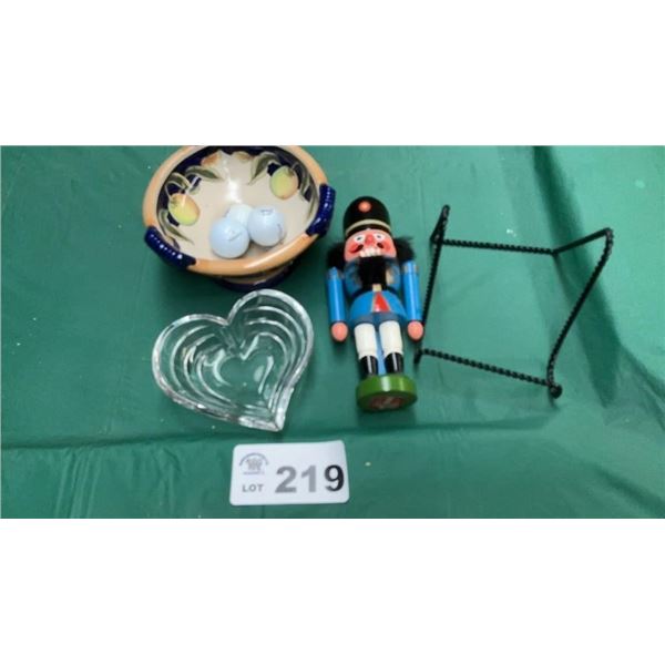 DECOR, NUT CRACKER, EASEL