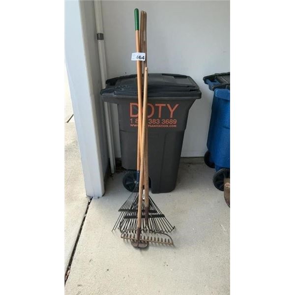 GARDEN TOOLS ( trash can not included)