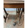 Image 3 : * Singer Sewing Machine in Wooden Table
