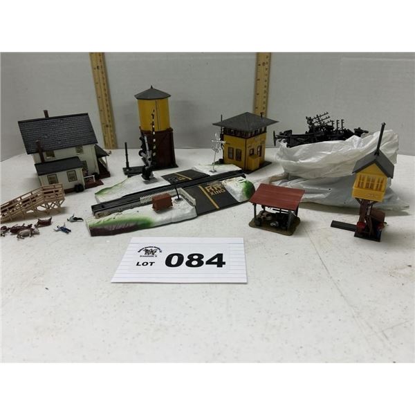 TOY TRAIN BUILDINGS AND ACCESSORIES