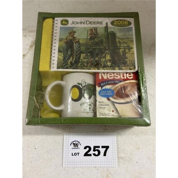 JOHN DEERE NESTLE GIFT PACK (TEAR IN PLASTIC)