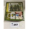 Image 1 : JOHN DEERE NESTLE GIFT PACK (TEAR IN PLASTIC)