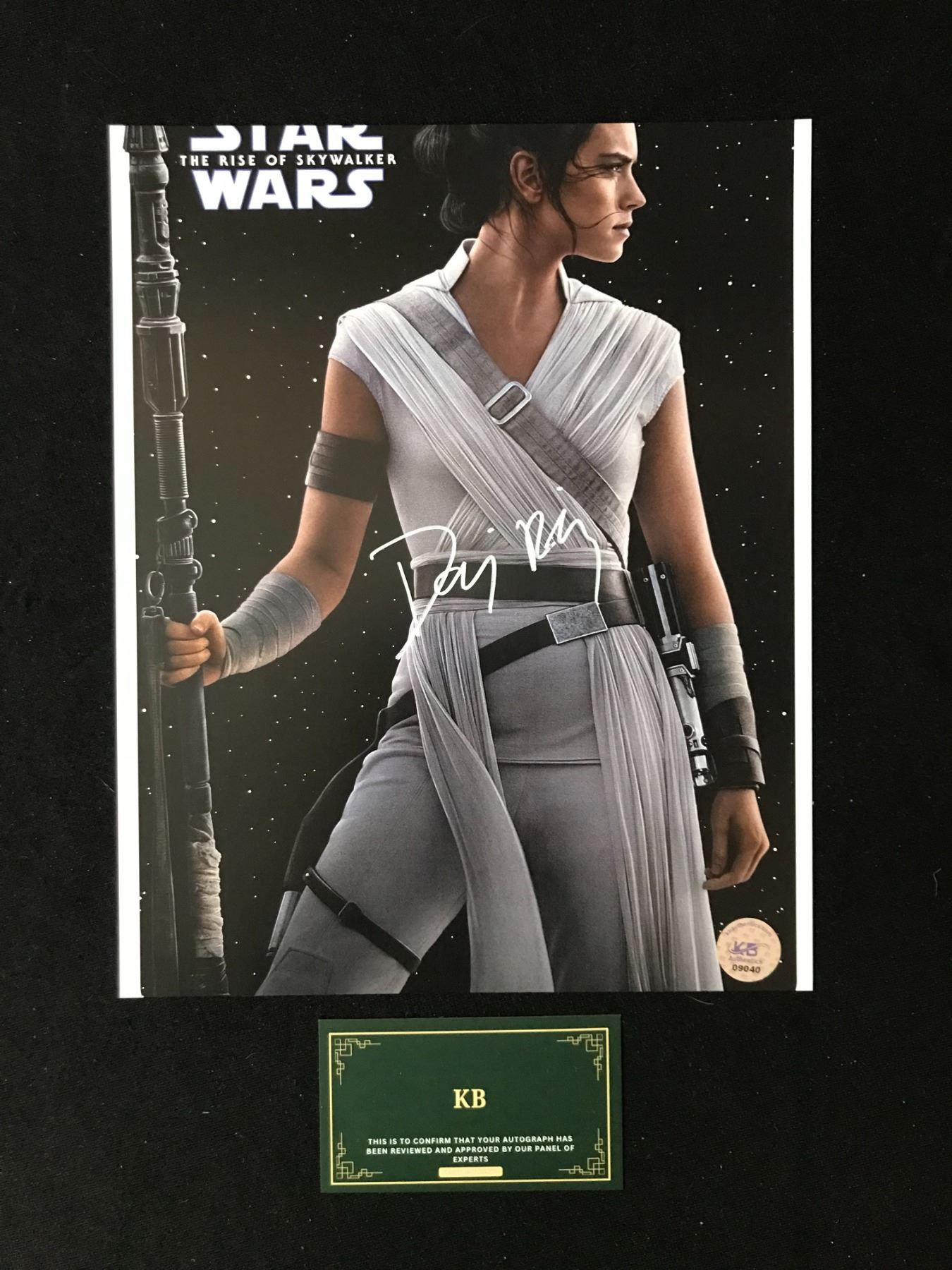 DAISEY RIDLEY SIGNED STAR WARS 8X10 PHOTO (KB AUTHENTICS COA)