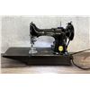 Image 3 : Singer 221 Featherweight Sewing Machine