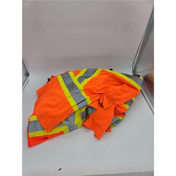 4 high visibility work vests