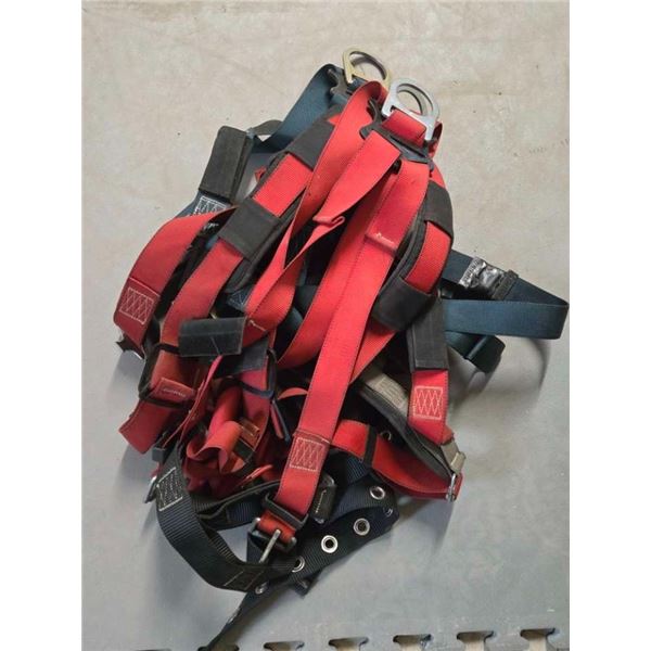 3 fall arrest harnesses