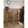 Image 1 : Shovel, pitch fork & ash shovel