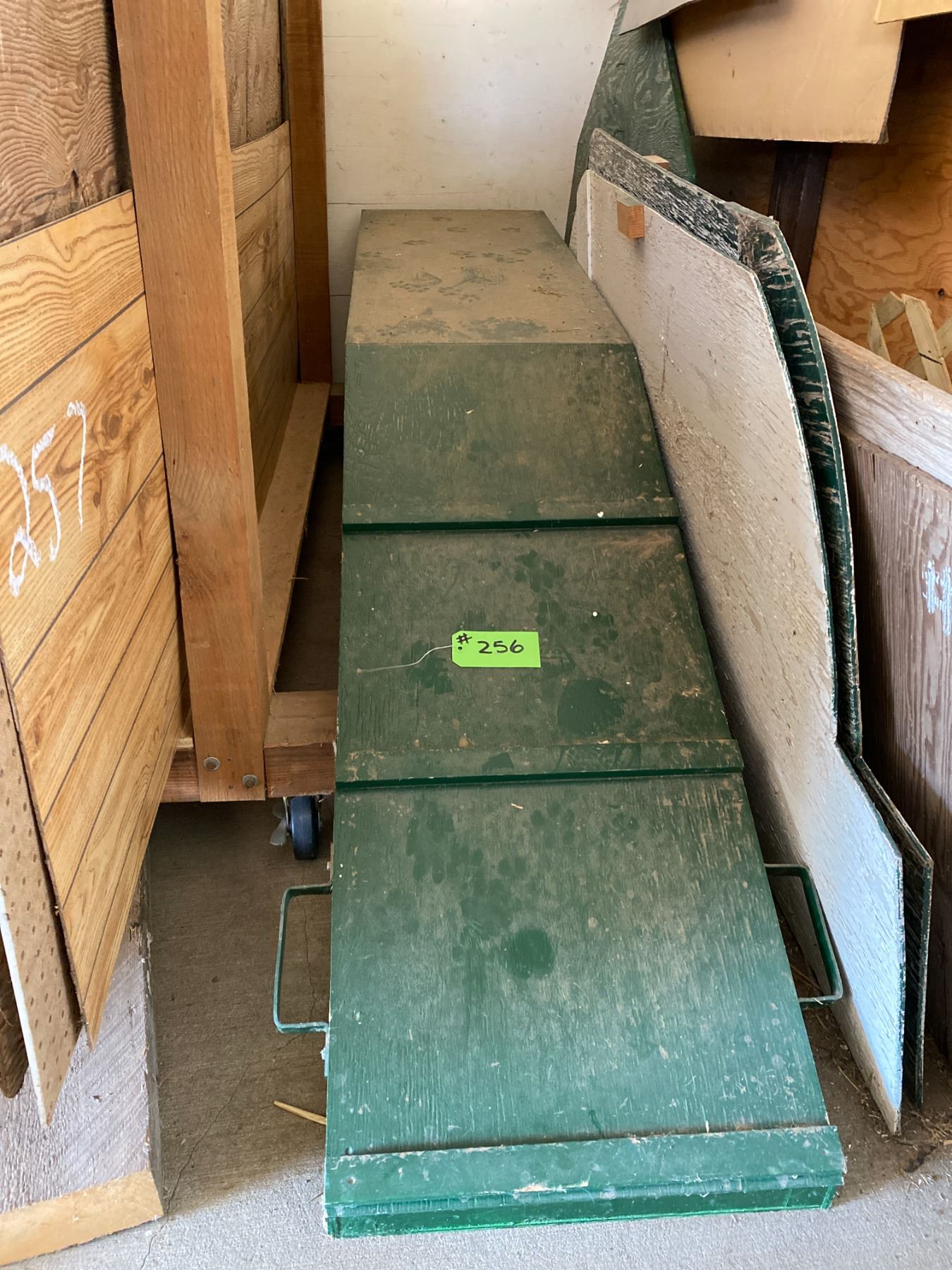 Green wooden ramp, approx. 8ft x 2ft